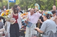 2025陕西中考落幕！考场外家长用爱迎接考生